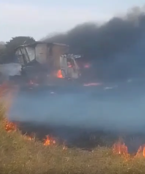 Colisão frontal entre carretas, seguida de explosão, mata um condutor, na MS-270