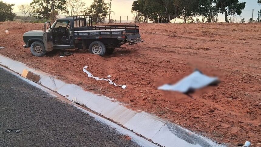 Condutor de caminhonete é arremessado e morre em colisão, na BR-359