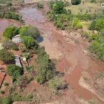 Imagem de drone mostra cenário devastador após rompimento de barragem de represa do loteamento Nasa Park, na BR-163, entre Campo Grande e Jaraguari (Foto: Fábio Rodrigues)