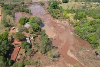 Imagem de drone mostra cenário devastador após rompimento de barragem de represa do loteamento Nasa Park, na BR-163, entre Campo Grande e Jaraguari (Foto: Fábio Rodrigues)