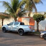 Veículos descaracterizados em frente a residência de Cezário (Foto: Osvaldo Nóbrega)