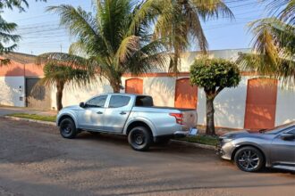 Veículos descaracterizados em frente a residência de Cezário (Foto: Osvaldo Nóbrega)