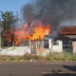 Casa de madeira pegando fogo em Campo Grande; incêndio foi nesta segunda (Foto: José Aparecido)