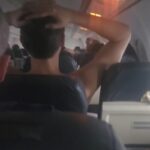 Homem sem camisa dentro de avião sem ar condicionado (Foto: Reprodução/Instagram)