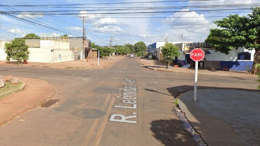 Motociclista avança preferencial, é atropelada por veículo e morre, em Dourados