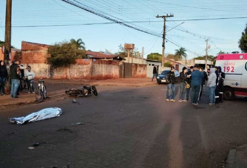 Motociclista não respeita sinalização, colide com carro e morre, em Dourados