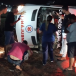 Para evitar colisão frontal, motorista faz manobra tombando ambulância com 4 pessoas