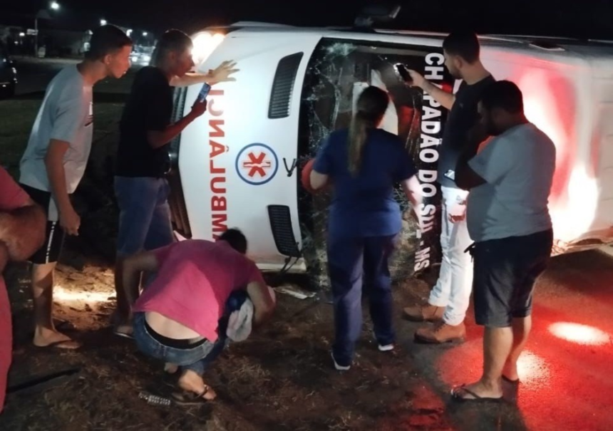 Para evitar colisão frontal, motorista faz manobra tombando ambulância com 4 pessoas