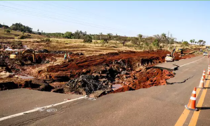 Parte da BR-163 cai devido ao rompimento da barragem e trânsito funciona no Pare e Siga