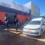 Carro funerário na rua Vaz de Caminha, no Noroeste, onde policial aposentado foi encontrado morto (Foto: Ana Karla Flores)