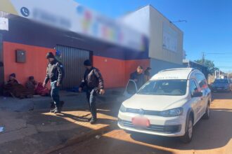 Carro funerário na rua Vaz de Caminha, no Noroeste, onde policial aposentado foi encontrado morto (Foto: Ana Karla Flores)