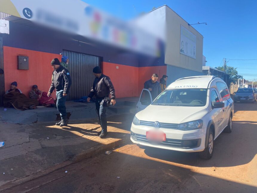 Carro funerário na rua Vaz de Caminha, no Noroeste, onde policial aposentado foi encontrado morto (Foto: Ana Karla Flores)