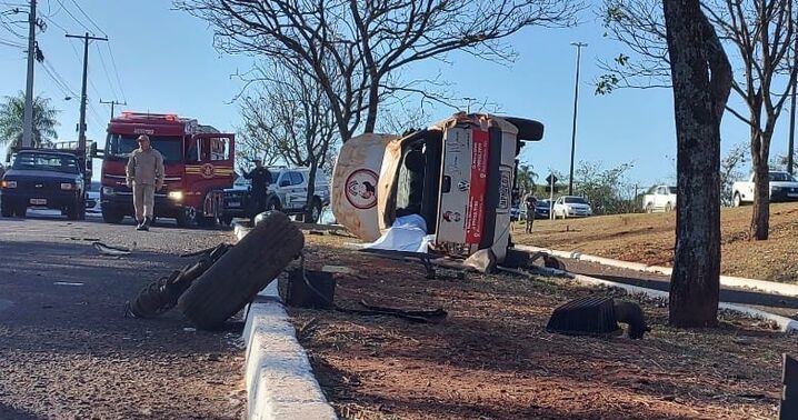 Uma pessoa morre e duas ficaram feridas em capotamento na Avenida Gury Marques