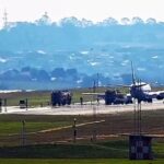 Equipes trabalham para remover o Boeing 737 que estourou o pneu durante pouso e fechou a pista do Aeroporto de Viracopos, em Campinas (SP), nesta segunda (12) — Foto: Viracopos FullHD