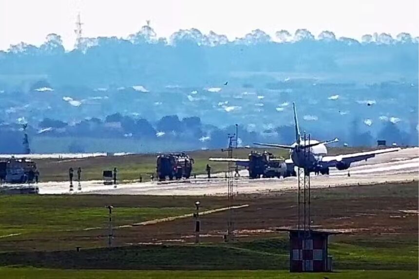 Equipes trabalham para remover o Boeing 737 que estourou o pneu durante pouso e fechou a pista do Aeroporto de Viracopos, em Campinas (SP), nesta segunda (12) — Foto: Viracopos FullHD