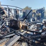 Casa de madeira ficou completamente destruída pelas chamas. (Foto: PJC-MT)