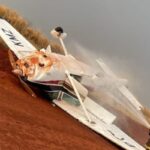 Avião com as rodas para cima após acidente durante o pouso, em Paraíso das Águas (Foto: Corpo de Bombeiros/Divulgação)