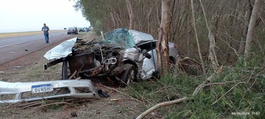 Honda Civic colide na traseira de Uno, depois em árvore na BR-163 e condutor morre