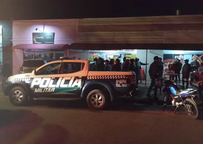 Jovem é baleado com dois tiros por homem em Chevrolet Classic e está em estado grave