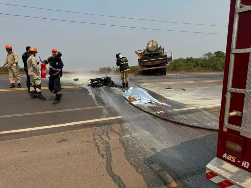 Moto explode, após acidente com caminhão na BR-262 e condutor morre carbonizado