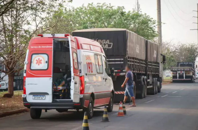 Motociclista fica em estado grave, após colidir na traseira de carreta, no Indubrasil