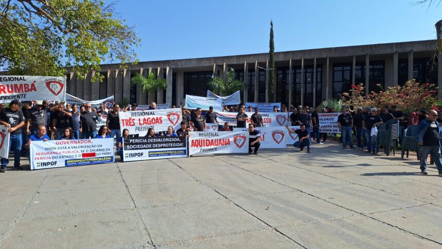 Peritos criminais e médicos legistas fazem protesto contra ‘quebra-galho’ durante o serviço