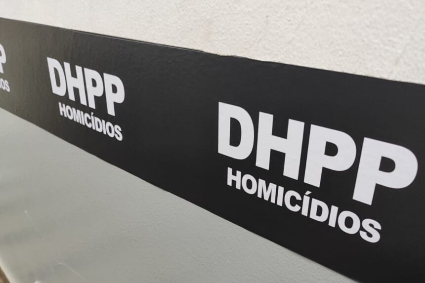 Parede com logo da DHPP