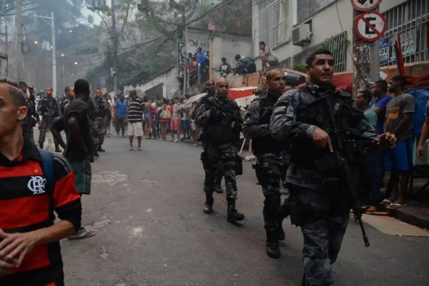 Policiais em um comunidade (Foto: Fernando Frazão/Agência Brasil)