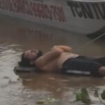 Em meio à seca, homem é flagrado dormindo no meio do Rio Paraguai, em Cáceres. (Foto: Deivid Bento)