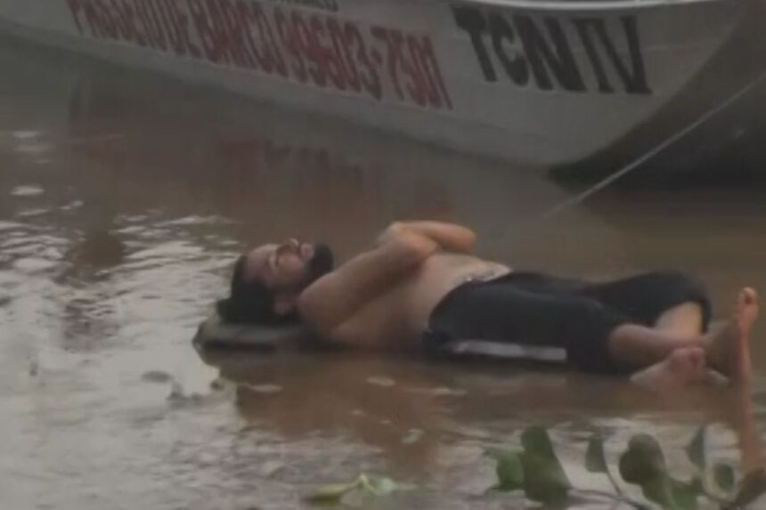 Em meio à seca, homem é flagrado dormindo no meio do Rio Paraguai, em Cáceres. (Foto: Deivid Bento)