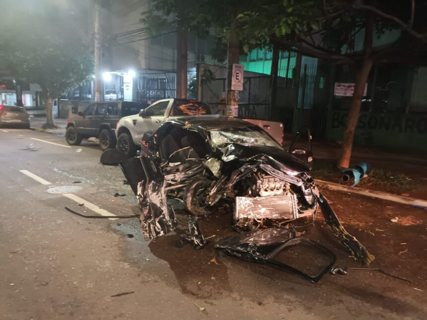 Carro destruído após colisão na Afonso Pena; condutor estava bêbado (Foto: WhatsApp)