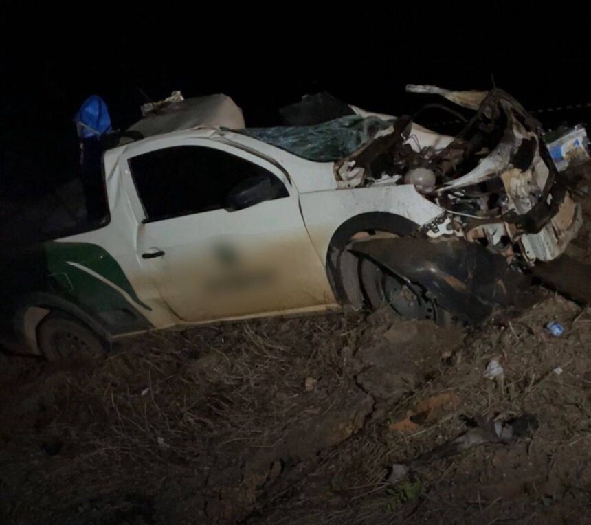 Acidente entre ônibus e caminhonete deixa um morto na BR-163. (Foto: Corpo de Bombeiros do MT)