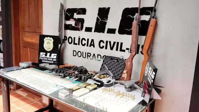 Armas e munições apreendidas na fazenda e na casa de pecuarista. (Divulgação)