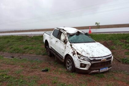 Caminhonete capota, após aquaplanagem e deixa prefeito de Sonora e esposa feridos