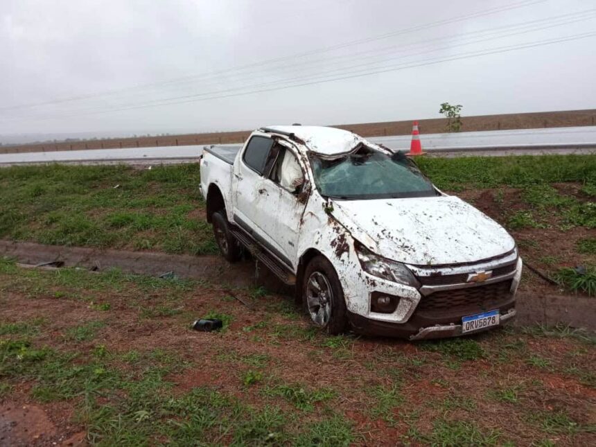 Caminhonete capota, após aquaplanagem e deixa prefeito de Sonora e esposa feridos