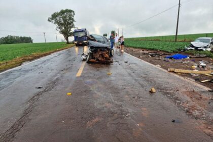 Capivara News TV: Colisão entre carros destrói Palio, joga carro na vegetação e mata 1 mulher em MS