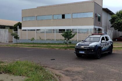 Viatura da PM em frente ao local da explosão.