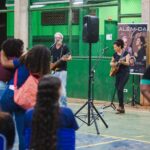 Escolas de cinco cidades de MS recebem música e diálogo voltado à luta antirracista