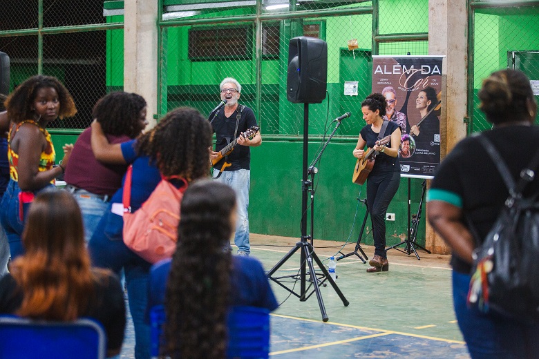 Escolas de cinco cidades de MS recebem música e diálogo voltado à luta antirracista