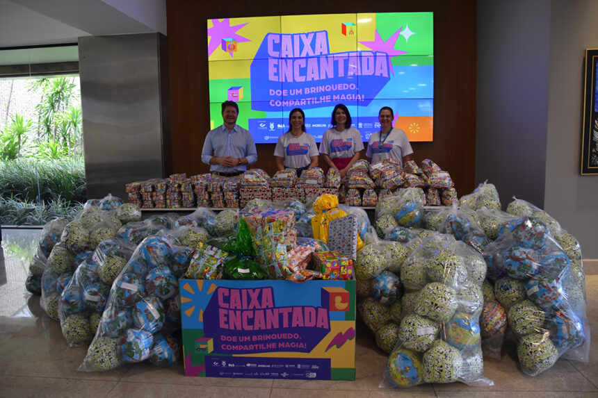 Fiems entrega brinquedos para campanha Caixa Encantada