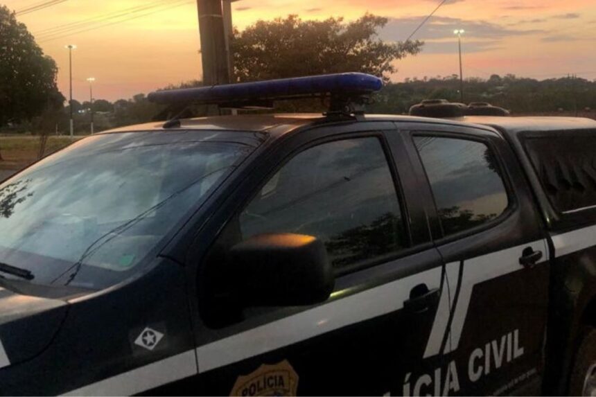 Imagem ilustrativa mostra parte de cima de um carro da polícia civil e céu alaranjado aparentando estar no fim da tarde. Corpo é encontrado ao lado de uma plantação de soja. O caso está sendo investigado pela Polícia Civil. (Foto: PJC-MT)