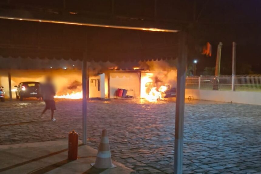 Movimentação em hotel de Coxim onde incêndio foi registrado no estacionamento (Vídeo: Sidney Dourados de Assis)