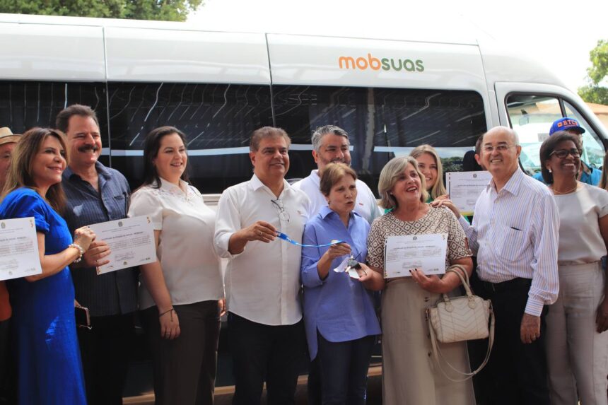 Nelsinho Trad e Tereza Cristina entregam 9 vans com acessibilidade para 8 municípios 