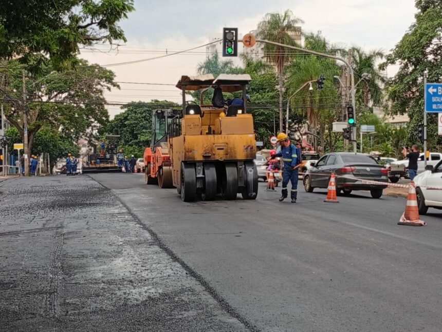 Prefeitura avança no recapeamento e entrega quase 10 km de asfalto novo no centro e bairros