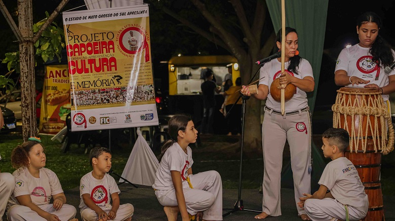 Projeto de capoeira encerra atividades com oficina de instrumento e graduação feminina