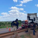 Movimentação na BR-163, onde motociclista morreu ao tentar ultrapassar pelo acostamento (Foto: Diulian Marques)