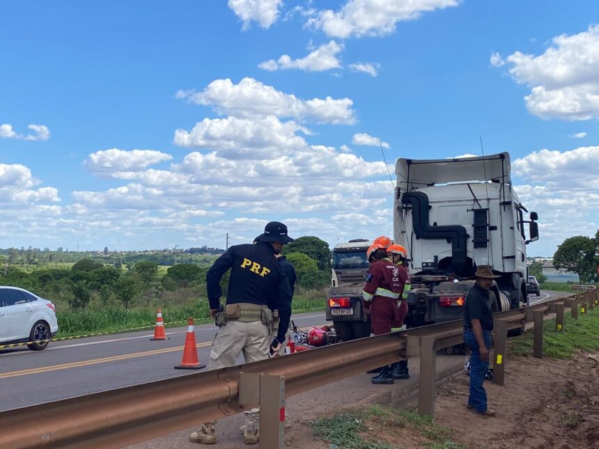 Movimentação na BR-163, onde motociclista morreu ao tentar ultrapassar pelo acostamento (Foto: Diulian Marques)