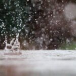 gotas de chuva no chão no feriado