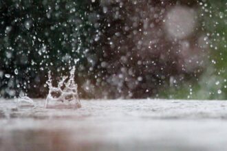 gotas de chuva no chão no feriado