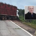 foto mostra o local do acidente na BR-163, sendo que a carreta está atravessada na pista e o carro na ribanceira; uma morte foi confirmada